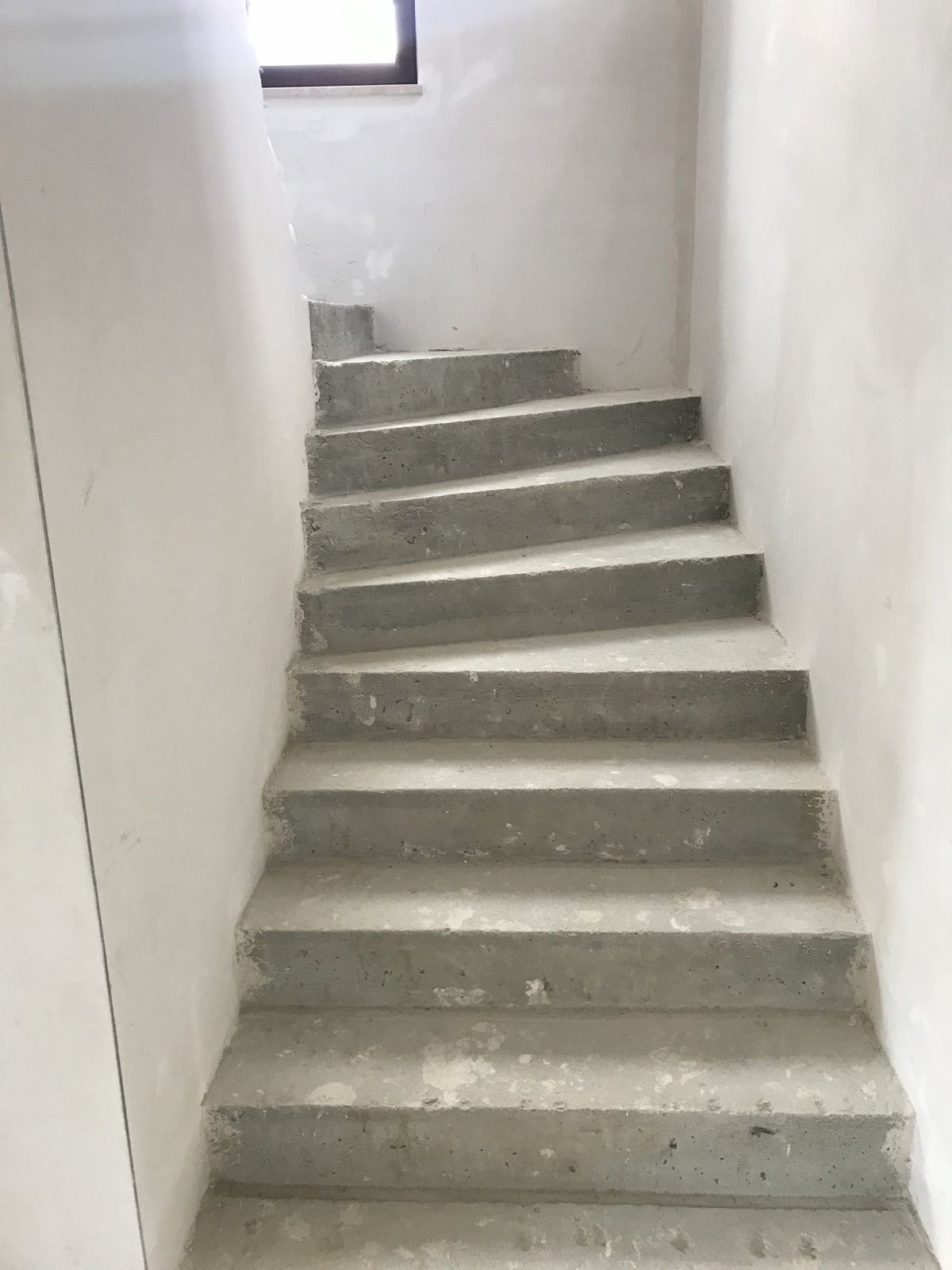 Concrete staircase before renovation